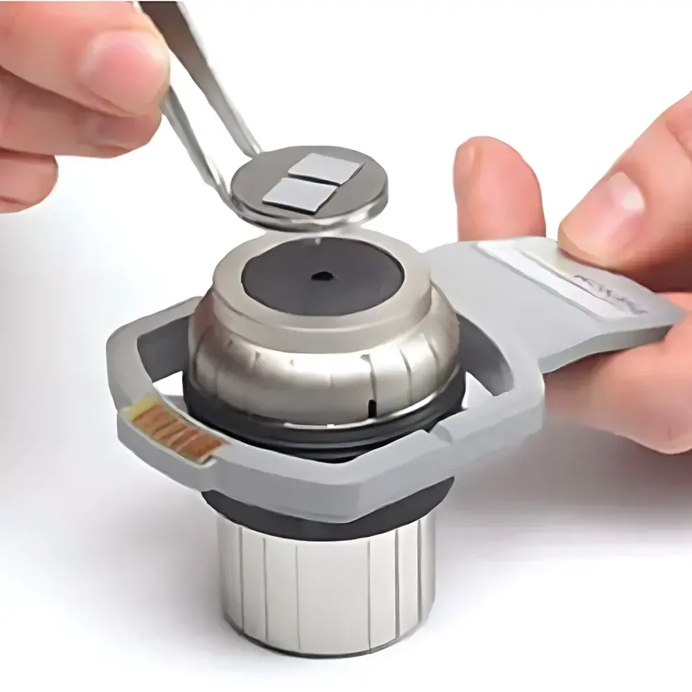 Phenom Charge Reduction Sample Holder
